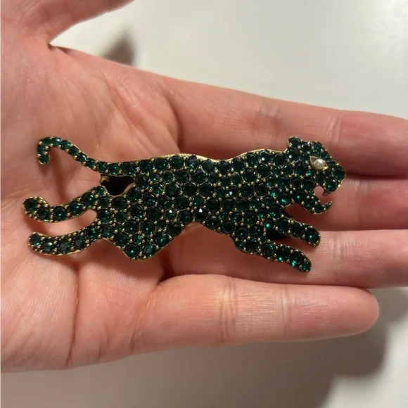 Authentic Gucci Green Gemstone Ring with Dynamic Design - Picture 5 of 6